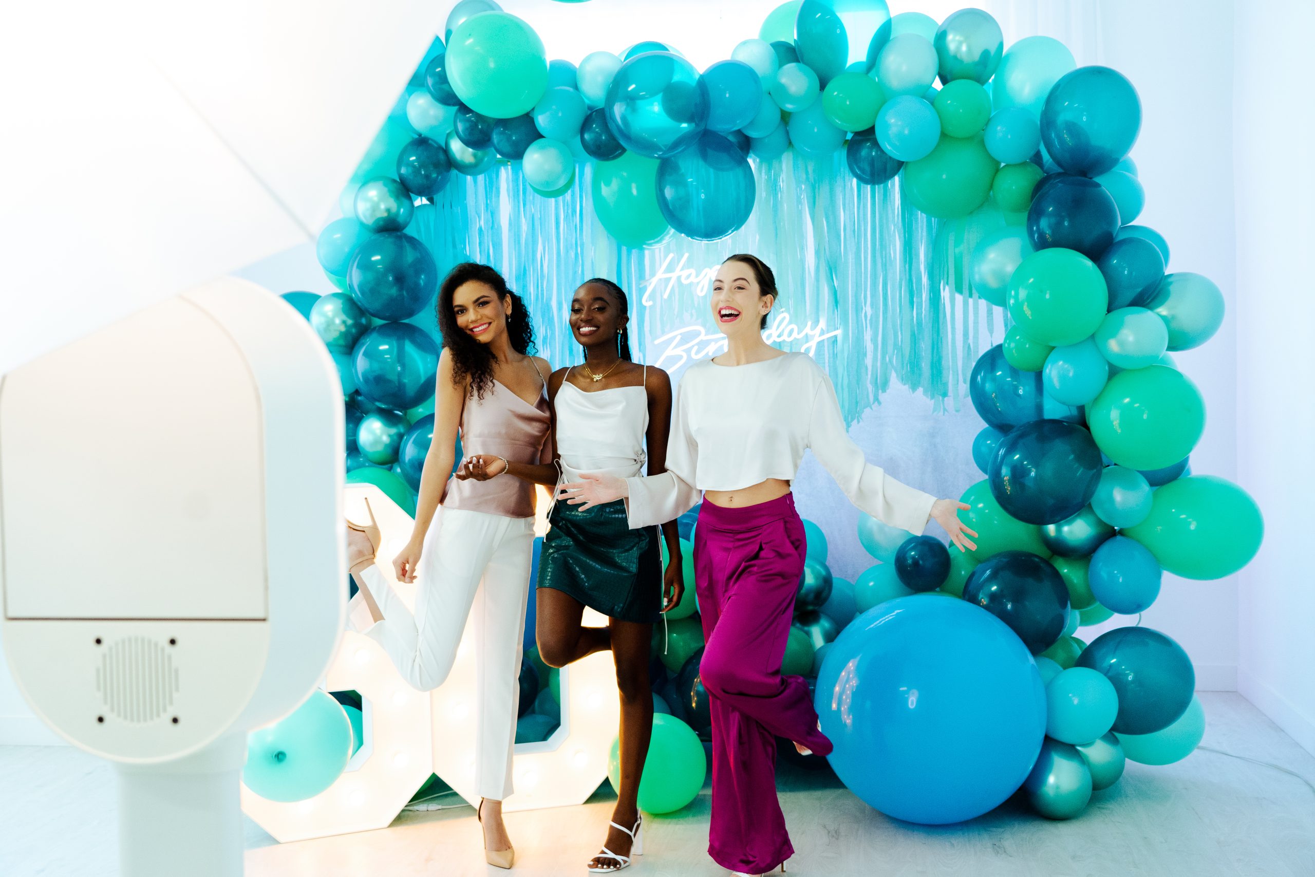 Transform any occasion with our custom balloon decorations. Create a unique and spectacular atmosphere with our balloon designs, perfect for any event. Make your celebration stand out!